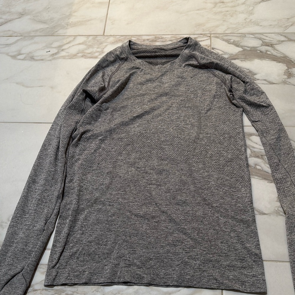 Lululemon swiftly tech long sleeve shirt 2.0 
Hip length 
Color grey